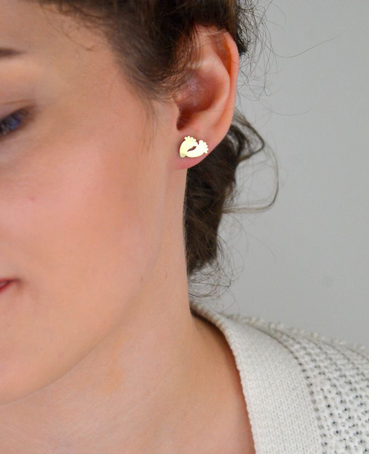 Kolczyki srebrne pozłacane stópki na sztyft DIA-KLC-CEL090KY-925 ✅ Srebrne kolczyki pokryte złotem celebrytki. ✅ Delikatne kolczyki wykonane z najwyższej jakości srebrna próby 925. ✅ Kolczyki w minimalistycznym stylu, wpi.jpg