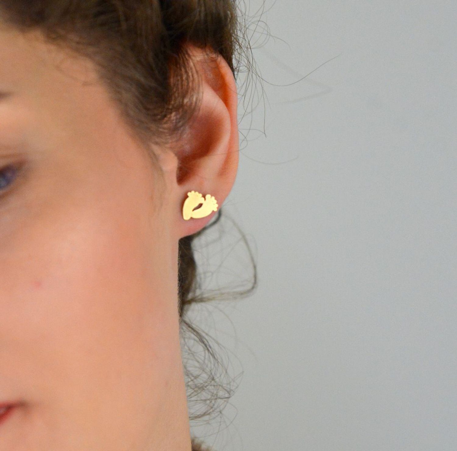 Kolczyki srebrne pozłacane stópki na sztyft DIA-KLC-CEL090KY-925 ✅ Srebrne kolczyki pokryte złotem celebrytki. ✅ Delikatne kolczyki wykonane z najwyższej jakości srebrna próby 925. ✅ Kolczyki w minimalistycznym stylu, wpi.jpg