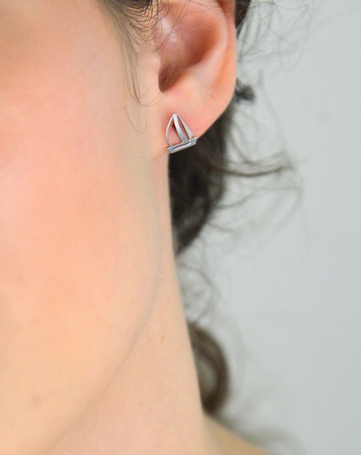 Kolczyki srebrne wakacyjne żaglówki, pr 925 DIA-KLC-CEL284KRH-925. Damska srebrna biżuteria będzie idealnym pomysłem na prezent. Wakacyjna biżuteria. Kolczyki srebrne wkrętki. Na prezent.1.jpg