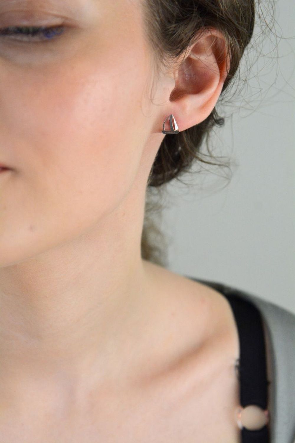 Kolczyki srebrne wakacyjne żaglówki, pr 925 DIA-KLC-CEL284KRH-925. Damska srebrna biżuteria będzie idealnym pomysłem na prezent. Wakacyjna biżuteria. Kolczyki srebrne wkrętki. Na prezent.1.jpg