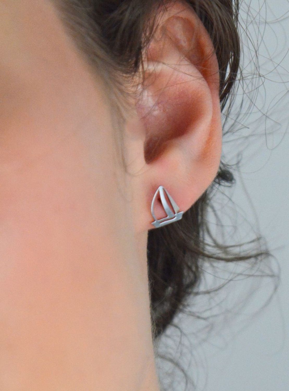 Kolczyki srebrne wakacyjne żaglówki, pr 925 DIA-KLC-CEL284KRH-925. Damska srebrna biżuteria będzie idealnym pomysłem na prezent. Wakacyjna biżuteria. Kolczyki srebrne wkrętki. Na prezent.1.jpg