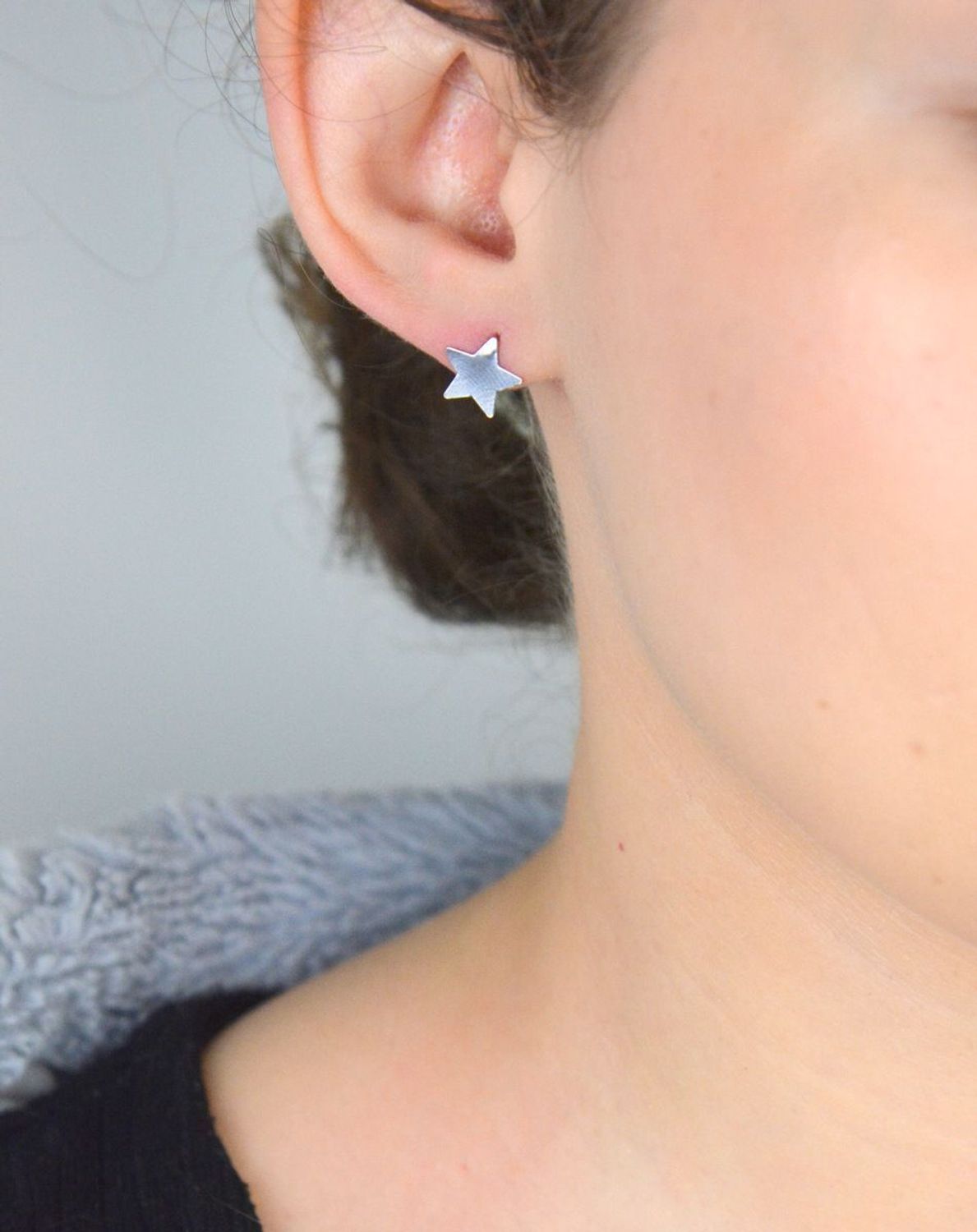 Kolczyki srebrne gwiazdki na sztyft DIA-KLC-CELK15SR-925 ✅ Srebrne kolczyki  celebrytki. ✅ Delikatne kolczyki wykonane z najwyższej jakości srebrna próby 925. ✅ Kolczyki w minimalistycznym 1.jpg