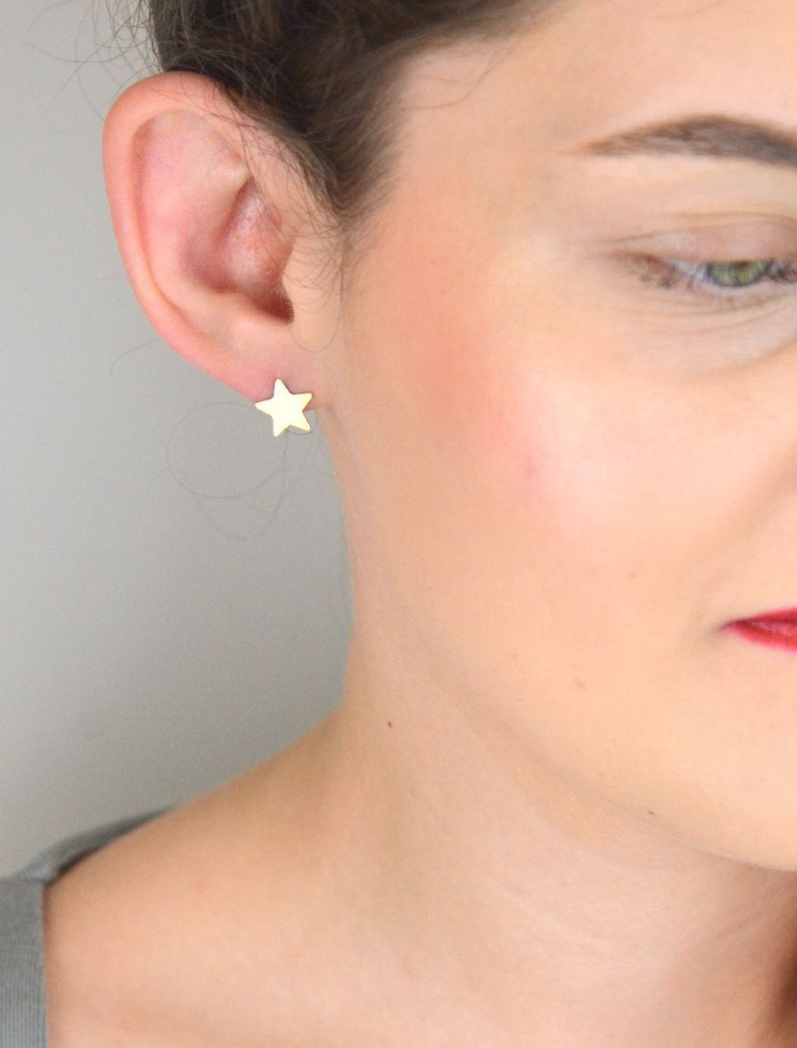 Kolczyki srebrne pozłacane gwiazdki na sztyft DIA-KLC-CELK15S ✅ Srebrne kolczyki pokryte złotem celebrytki. ✅ Delikatne kolczyki wykonane z najwyższej jakości srebrna próby 925. ✅ Kolczyki w minimalistycznym stylu, wpisuj.jpg