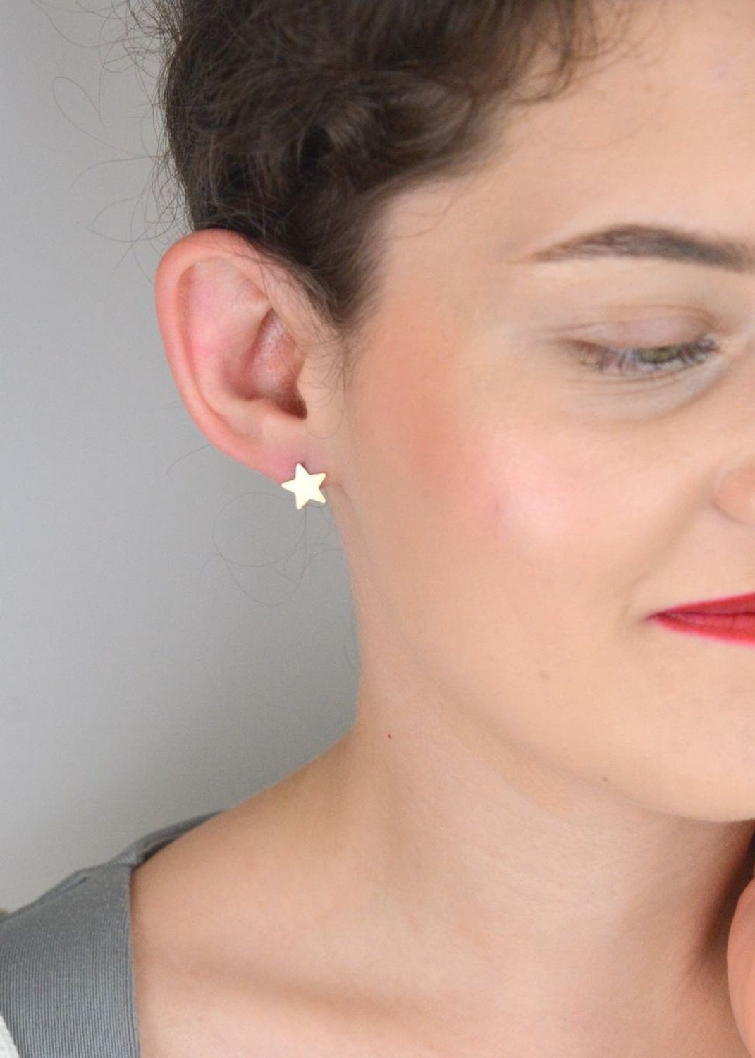 Kolczyki srebrne pozłacane gwiazdki na sztyft DIA-KLC-CELK15S ✅ Srebrne kolczyki pokryte złotem celebrytki. ✅ Delikatne kolczyki wykonane z najwyższej jakości srebrna próby 925. ✅ Kolczyki w minimalistycznym stylu, wpisuj.jpg