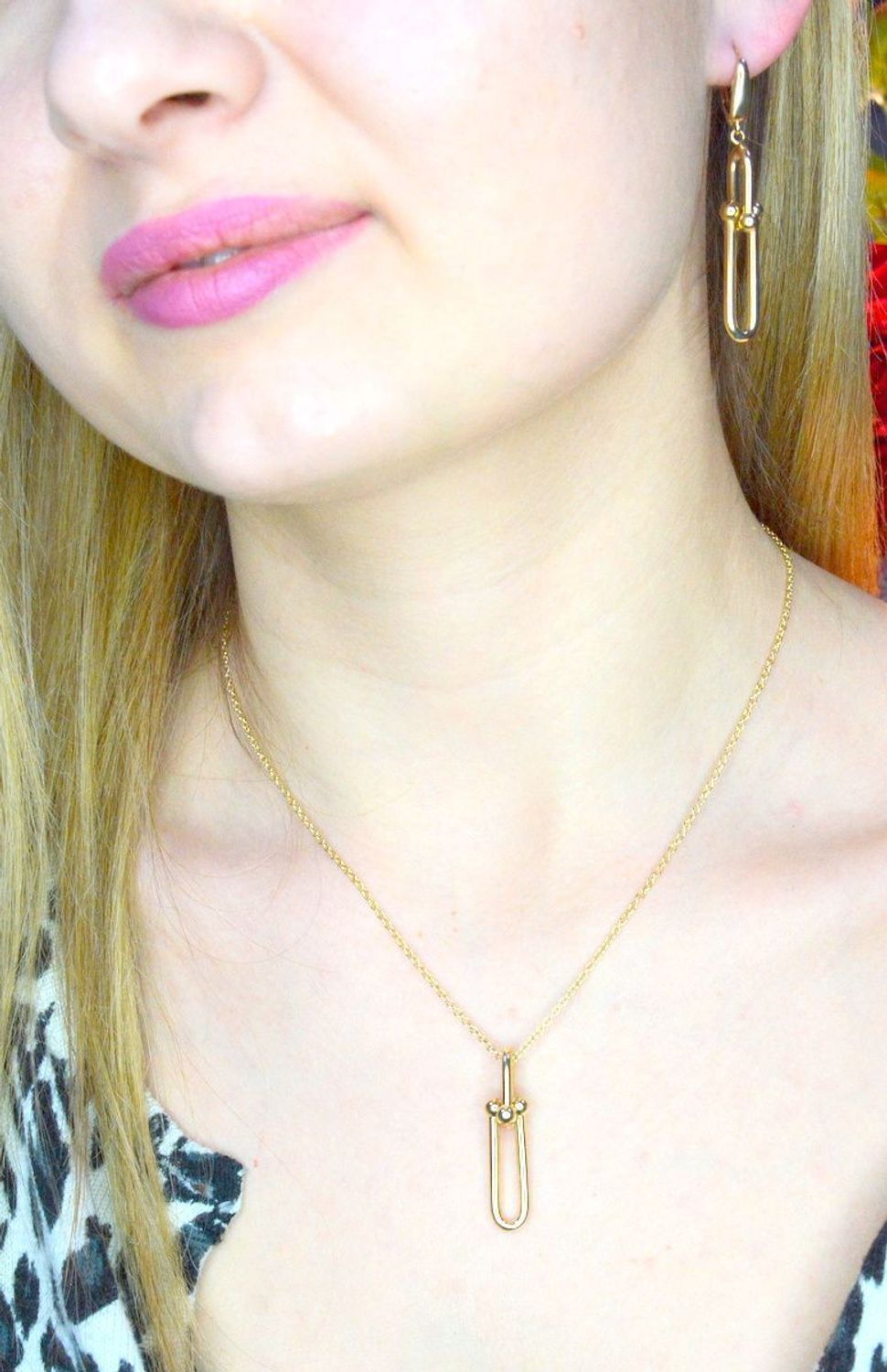 Złote kolczyki 585 wiszące podłużne elementy DIA-KLC-CG10013-585. Złote kolczyki wykonane z najwyższej jakości żółtego złota, próba 585, waga około 4,65 gram. Kolczyki w minimalistycznym stylu, wpisujące się w obecne tre.jpg