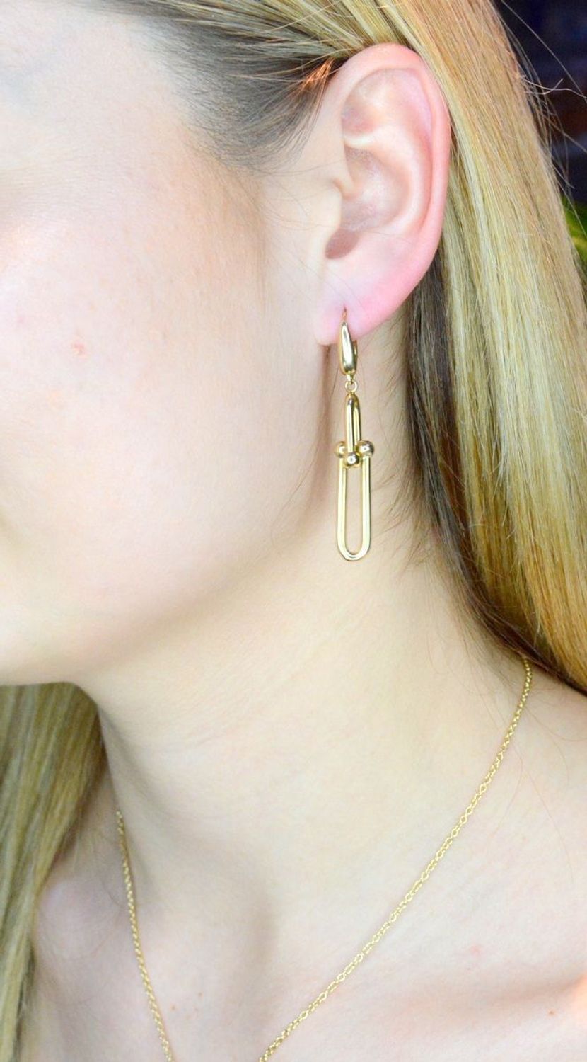 Złote kolczyki 585 wiszące podłużne elementy DIA-KLC-CG10013-585. Złote kolczyki wykonane z najwyższej jakości żółtego złota, próba 585, waga około 4,65 gram. Kolczyki w minimalistycznym stylu, wpisujące się w obecne tre.jpg