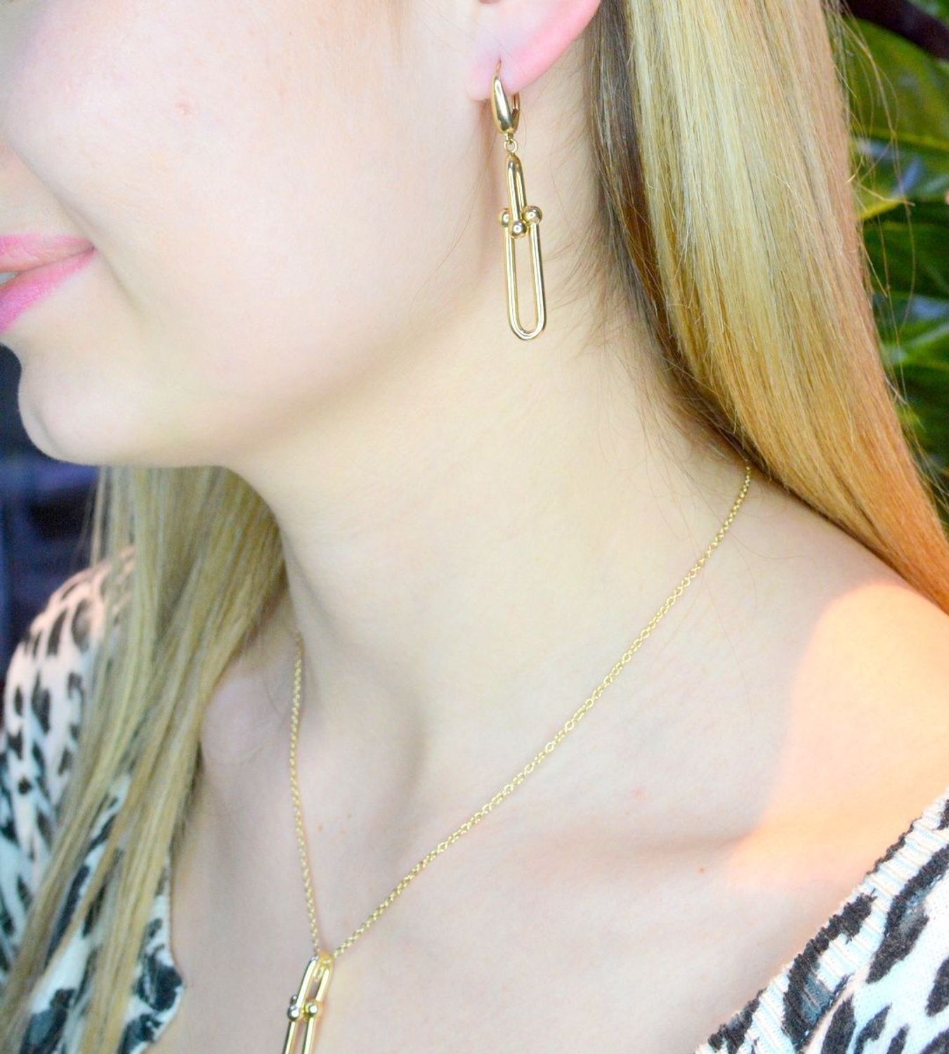 Złote kolczyki 585 wiszące podłużne elementy DIA-KLC-CG10013-585. Złote kolczyki wykonane z najwyższej jakości żółtego złota, próba 585, waga około 4,65 gram. Kolczyki w minimalistycznym stylu, wpisujące się w obecne tre.jpg