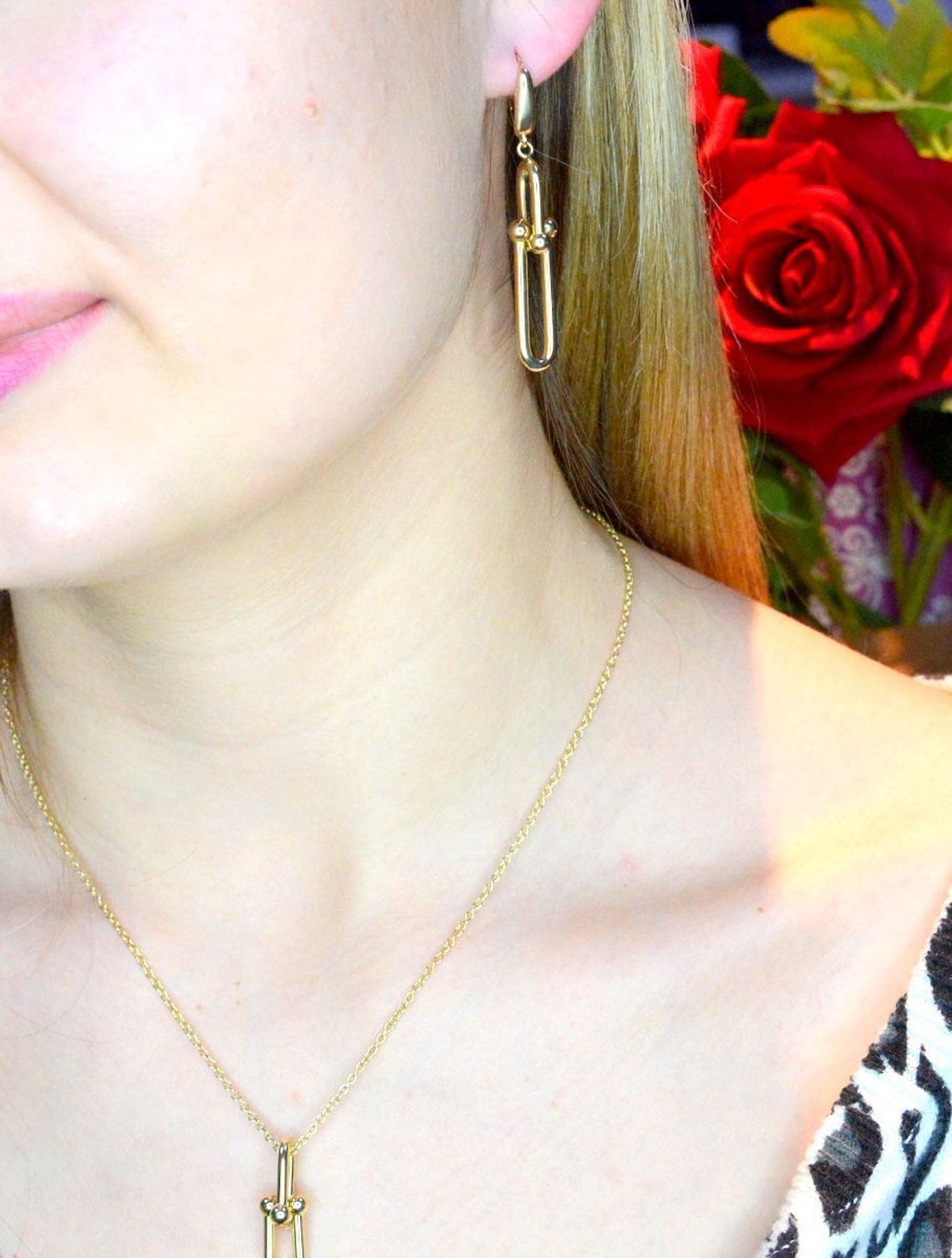 Złote kolczyki 585 wiszące podłużne elementy DIA-KLC-CG10013-585. Złote kolczyki wykonane z najwyższej jakości żółtego złota, próba 585, waga około 4,65 gram. Kolczyki w minimalistycznym stylu, wpisujące się w obecne tre.jpg