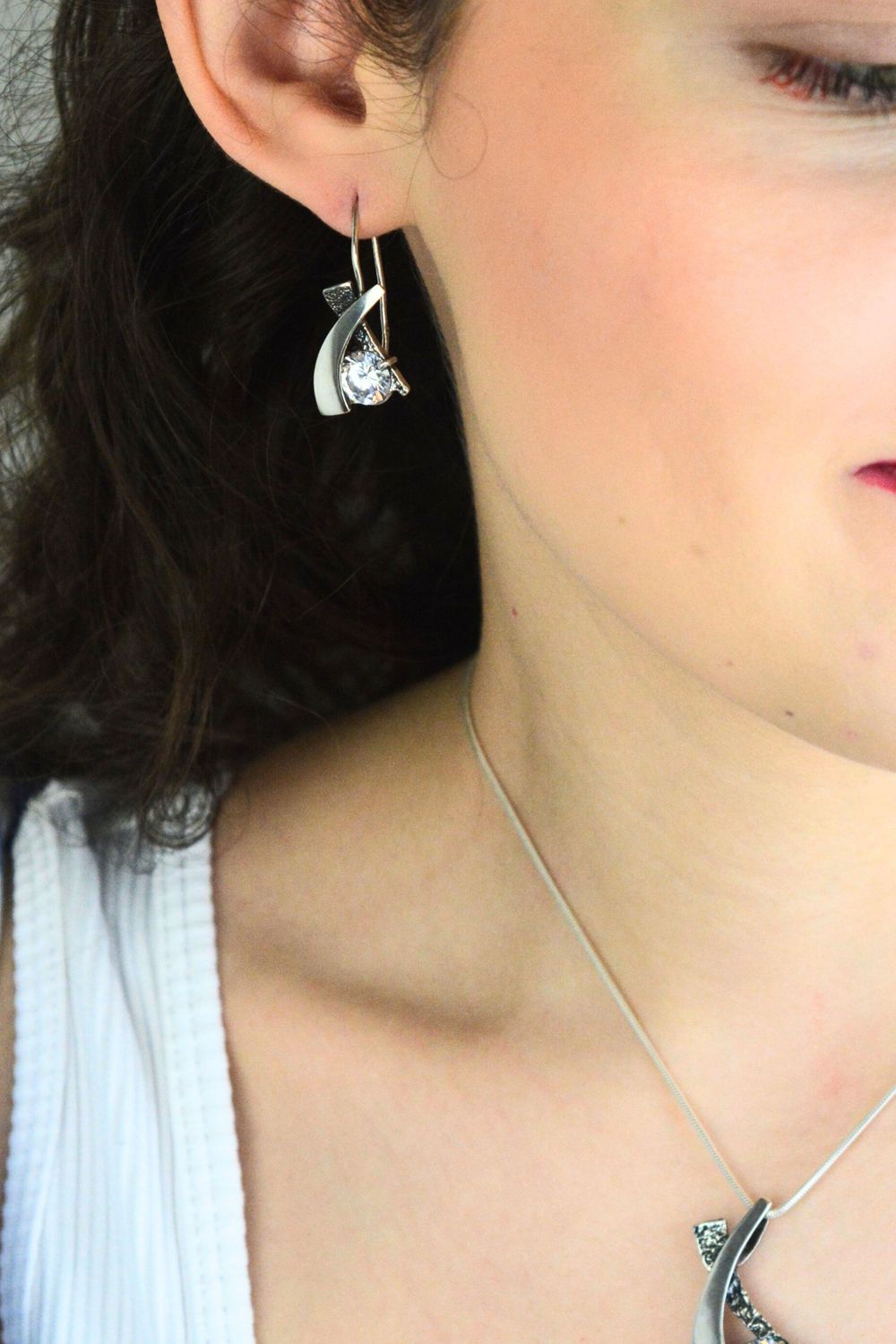 Nowoczesne srebrne kolczyki próby 925 z cyrkonią. Geometryczny wzór, bigiel angielski, długość 3,2 cm. Elegancka biżuteria na co dzień i na prezent.1.jpg