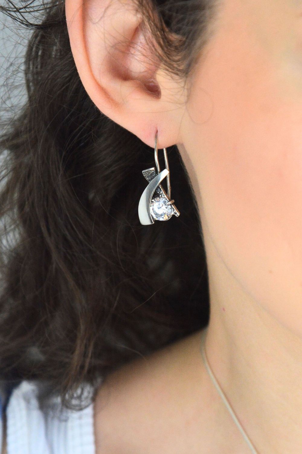 Nowoczesne srebrne kolczyki próby 925 z cyrkonią. Geometryczny wzór, bigiel angielski, długość 3,2 cm. Elegancka biżuteria na co dzień i na prezent.1.jpg