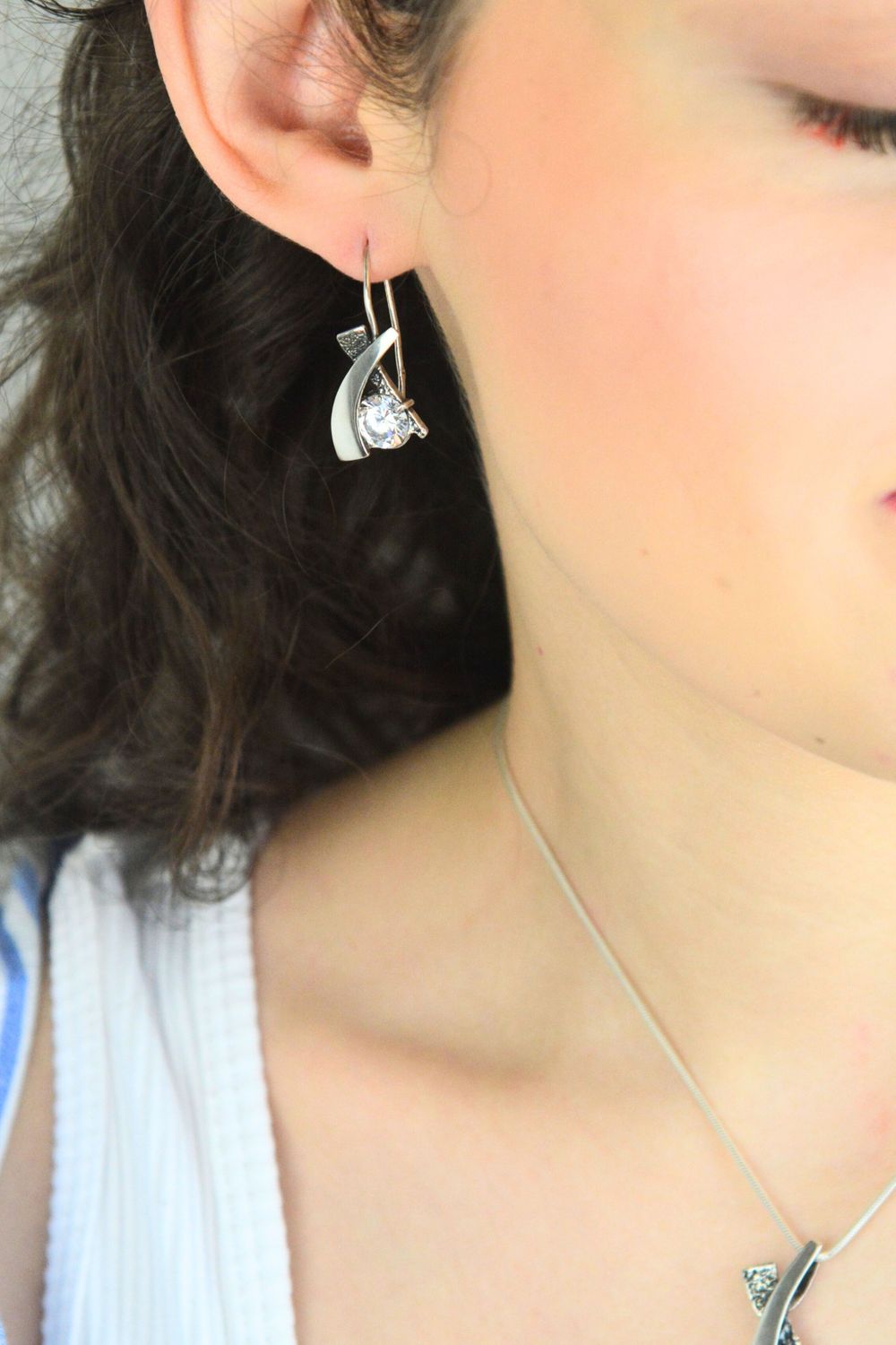 Nowoczesne srebrne kolczyki próby 925 z cyrkonią. Geometryczny wzór, bigiel angielski, długość 3,2 cm. Elegancka biżuteria na co dzień i na prezent.1.jpg