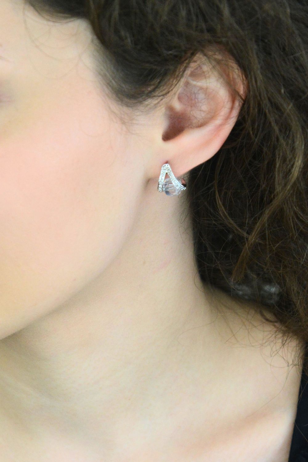 Stylowe kolczyki w kształcie litery A z połyskującymi kamieniami. Nowoczesny, elegancki dodatek idealny jako prezent lub osobisty symbol.1.jpg