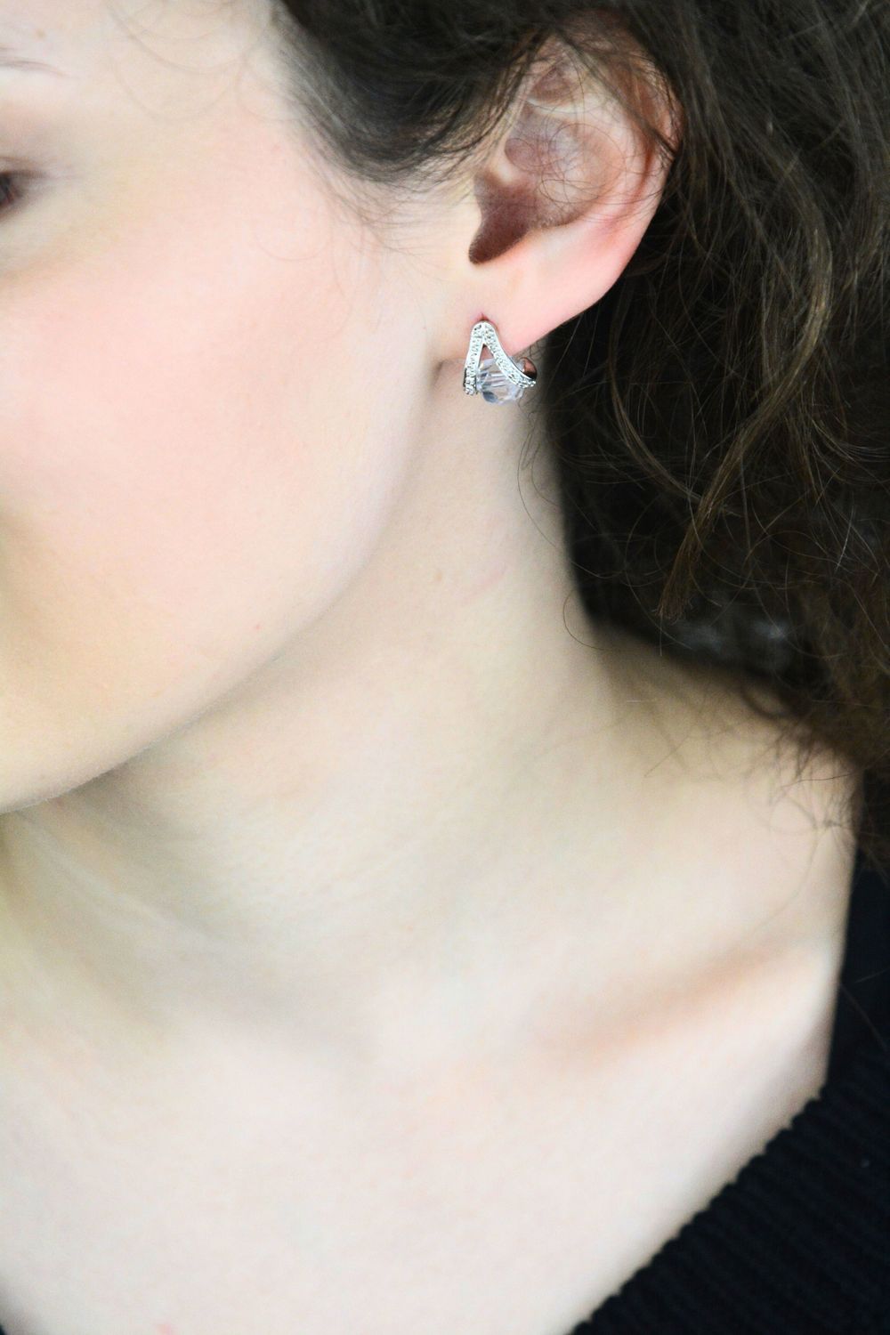 Stylowe kolczyki w kształcie litery A z połyskującymi kamieniami. Nowoczesny, elegancki dodatek idealny jako prezent lub osobisty symbol.1.jpg