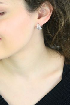 Kolczyki w kształcie litery A z kamieniami – eleganckie i nowoczesne (3).jpg