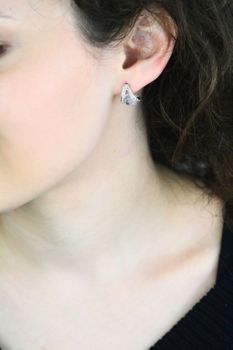 Kolczyki w kształcie litery A z kamieniami – eleganckie i nowoczesne (4).jpg