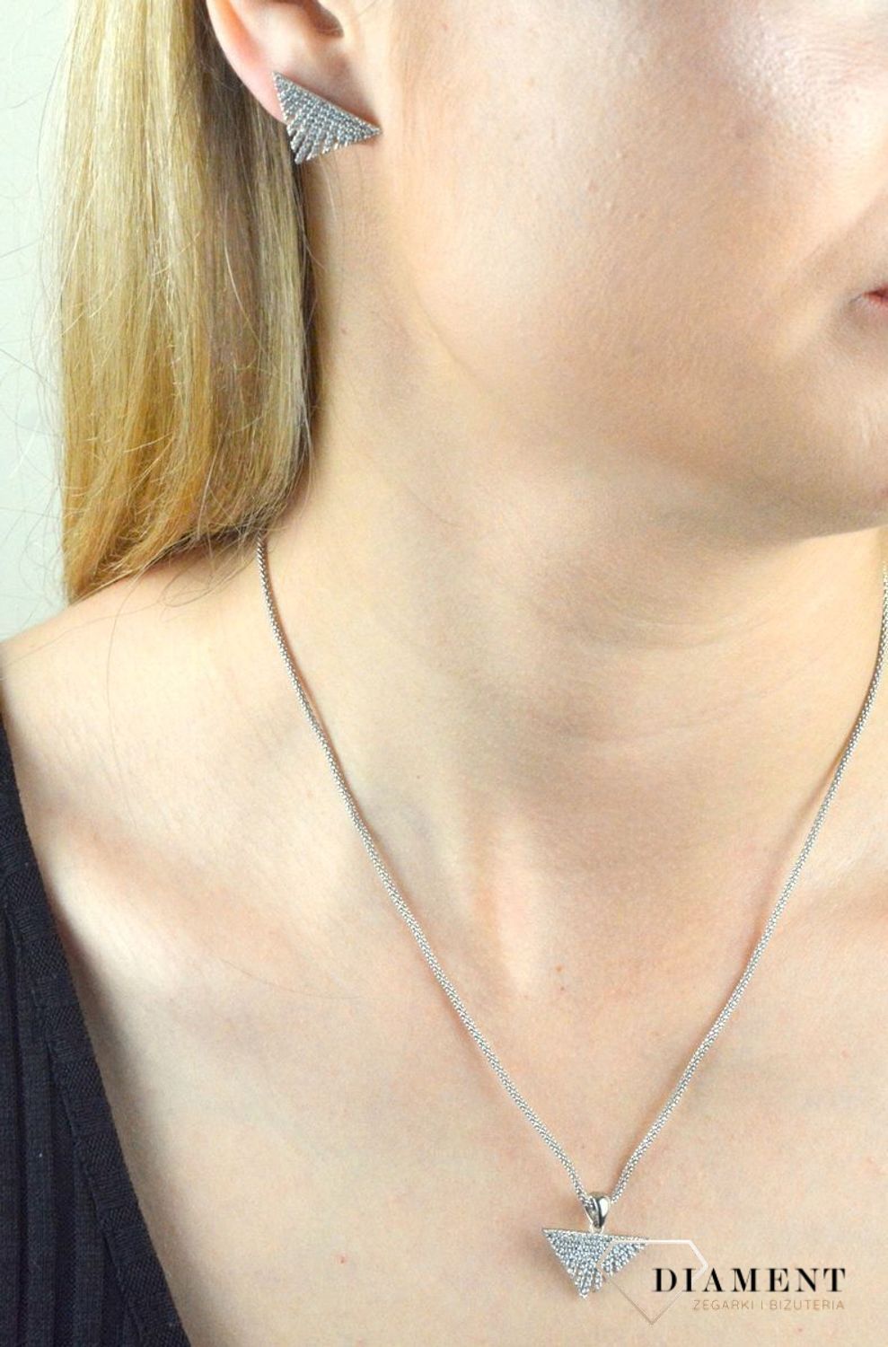 Srebrne kolczyki 925 w kształcie dużych trójkątów, wysadzane cyrkoniami. Geometryczne, nowoczesne i pełne blasku – idealne na wieczór i okazje.1.jpg