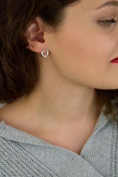 Delikatne kolczyki srebrne 925 z cyrkonią, model DIA-KLC-CYRKONIE4-925. Okrągły kształt, zapięcie na sztyft, średnica 1 cm. Idealne na co dzień i na prezent (1).JPG