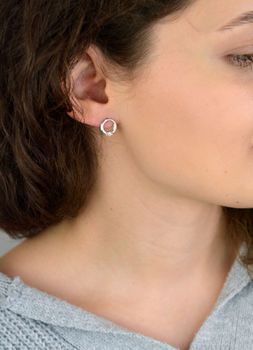 Delikatne kolczyki srebrne 925 z cyrkonią, model DIA-KLC-CYRKONIE4-925. Okrągły kształt, zapięcie na sztyft, średnica 1 cm. Idealne na co dzień i na prezent (4).JPG