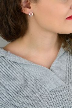 Delikatne kolczyki srebrne 925 z cyrkonią, model DIA-KLC-CYRKONIE4-925. Okrągły kształt, zapięcie na sztyft, średnica 1 cm. Idealne na co dzień i na prezent (5).JPG