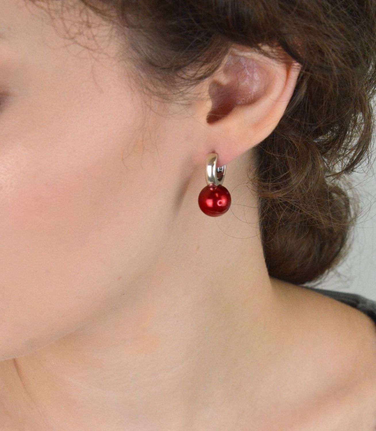 Kolczyki ze srebra próby 925 z czerwonymi perłami syntetycznymi. Długość 2,2 cm, szerokość 1,2 cm, zapięcie na zatrzask, waga 7,50 g. Stylowy dodatek na każdą okazję.1.jpg