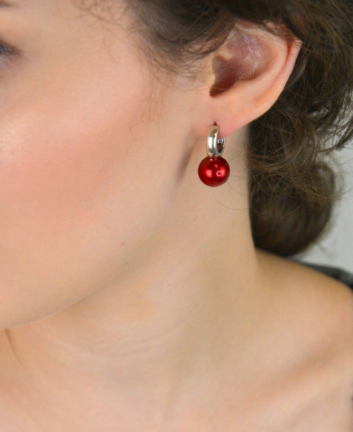 Kolczyki ze srebra próby 925 z czerwonymi perłami syntetycznymi. Długość 2,2 cm, szerokość 1,2 cm, zapięcie na zatrzask, waga 7,50 g. Stylowy dodatek na każdą okazję.1.jpg