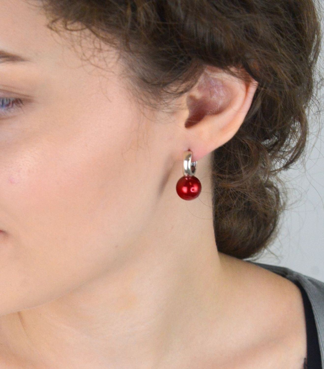 Kolczyki ze srebra próby 925 z czerwonymi perłami syntetycznymi. Długość 2,2 cm, szerokość 1,2 cm, zapięcie na zatrzask, waga 7,50 g. Stylowy dodatek na każdą okazję.1.jpg