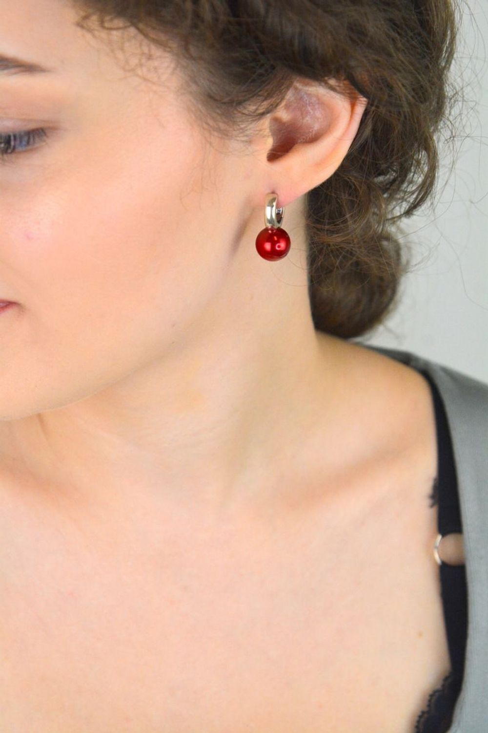 Kolczyki ze srebra próby 925 z czerwonymi perłami syntetycznymi. Długość 2,2 cm, szerokość 1,2 cm, zapięcie na zatrzask, waga 7,50 g. Stylowy dodatek na każdą okazję.1.jpg