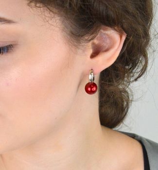 Kolczyki ze srebra próby 925 z czerwonymi perłami syntetycznymi. Długość 2,2 cm, szerokość 1,2 cm, zapięcie na zatrzask, waga 7,50 g. Stylowy dodatek na każdą okazję (1).JPG