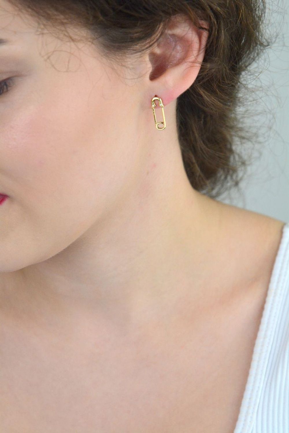 Kolczyki srebrne pozłacane agrafki z cyrkoniami DIA-KLC-E18655-925 ✅ Srebrne kolczyki pokryte złotem celebrytki ✅ Delikatne kolczyki wykonane z najwyższej jakości srebrna próby 925 ✅ Kolczyki w minimalistycznym stylu, wpi.jpg