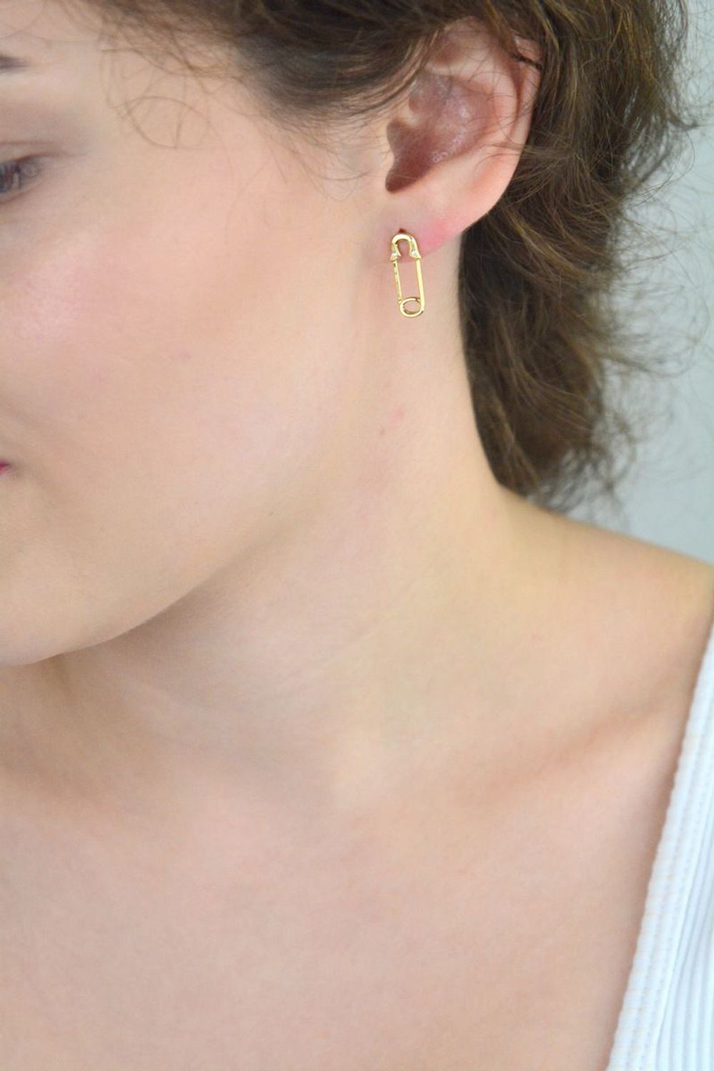 Kolczyki srebrne pozłacane agrafki z cyrkoniami DIA-KLC-E18655-925 ✅ Srebrne kolczyki pokryte złotem celebrytki ✅ Delikatne kolczyki wykonane z najwyższej jakości srebrna próby 925 ✅ Kolczyki w minimalistycznym stylu, wpi.jpg