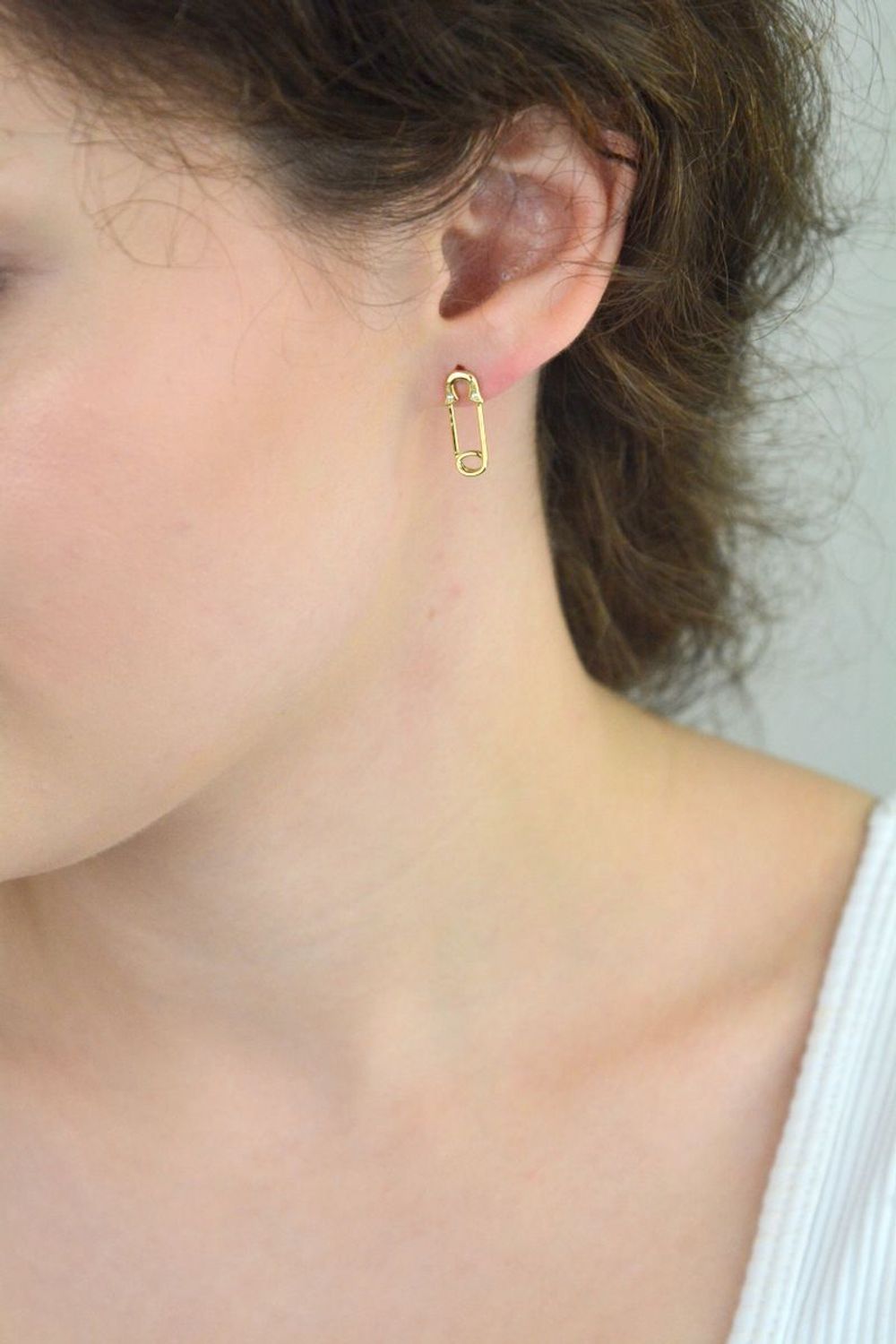 Kolczyki srebrne pozłacane agrafki z cyrkoniami DIA-KLC-E18655-925 ✅ Srebrne kolczyki pokryte złotem celebrytki ✅ Delikatne kolczyki wykonane z najwyższej jakości srebrna próby 925 ✅ Kolczyki w minimalistycznym stylu, wpi.jpg