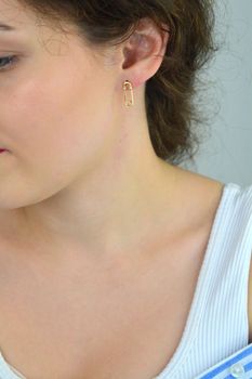 Kolczyki srebrne pozłacane agrafki z cyrkoniami DIA-KLC-E18655-925 ✅ Srebrne kolczyki pokryte złotem celebrytki  (4).JPG