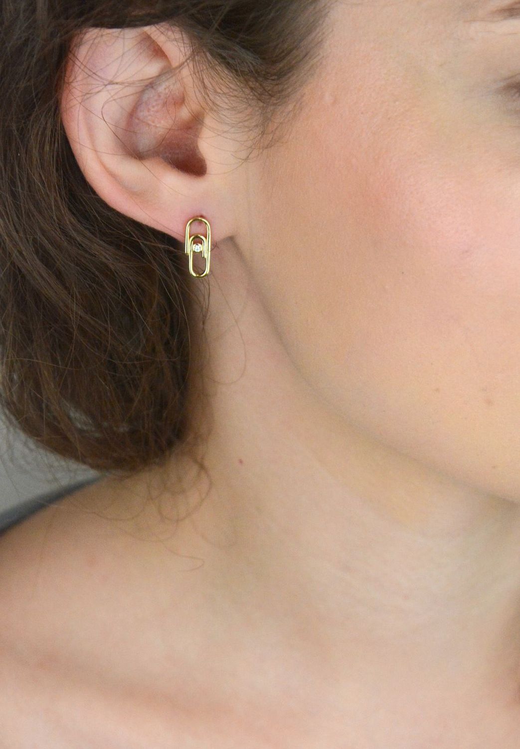 Kolczyki srebrne pozłacane spinacz z cyrkonią DIA-KLC-E18659-925 ✅ Srebrne kolczyki pokryte złotem celebrytki. ✅ Delikatne kolczyki wykonane z najwyższej jakości srebrna próby 925. ✅ Kolczyki w minimalistycznym stylu, wpi.jpg