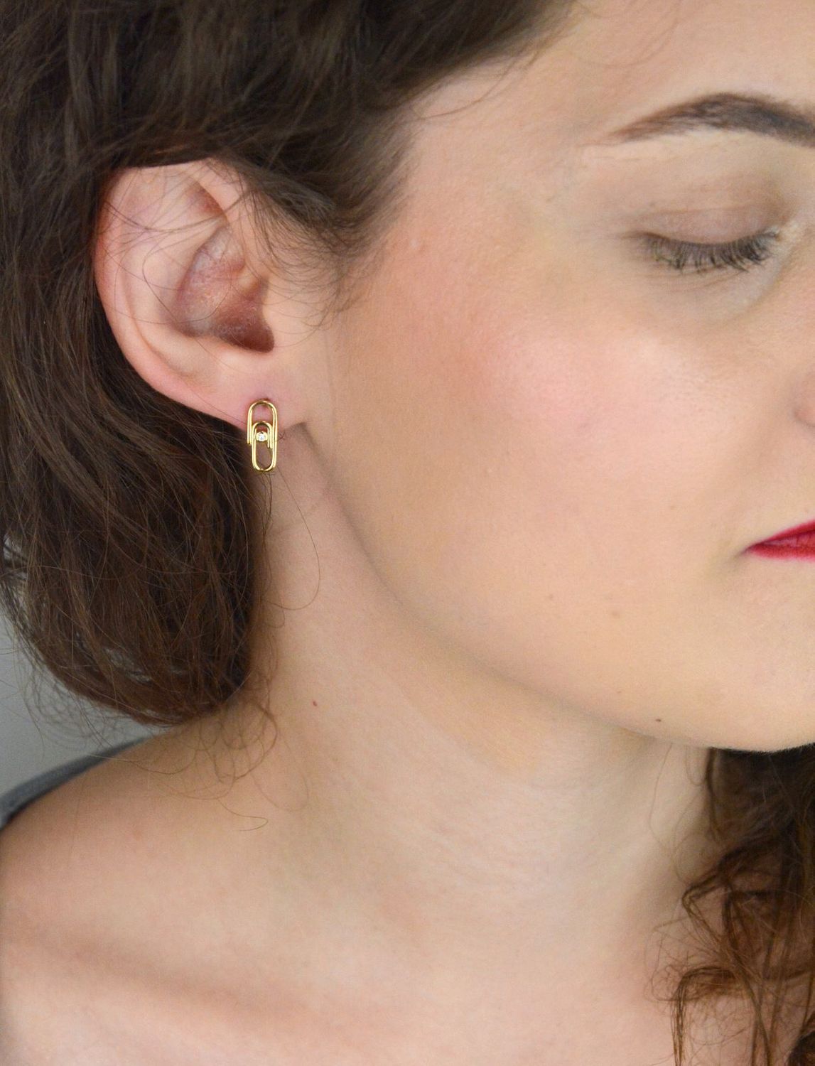 Kolczyki srebrne pozłacane spinacz z cyrkonią DIA-KLC-E18659-925 ✅ Srebrne kolczyki pokryte złotem celebrytki. ✅ Delikatne kolczyki wykonane z najwyższej jakości srebrna próby 925. ✅ Kolczyki w minimalistycznym stylu, wpi.jpg