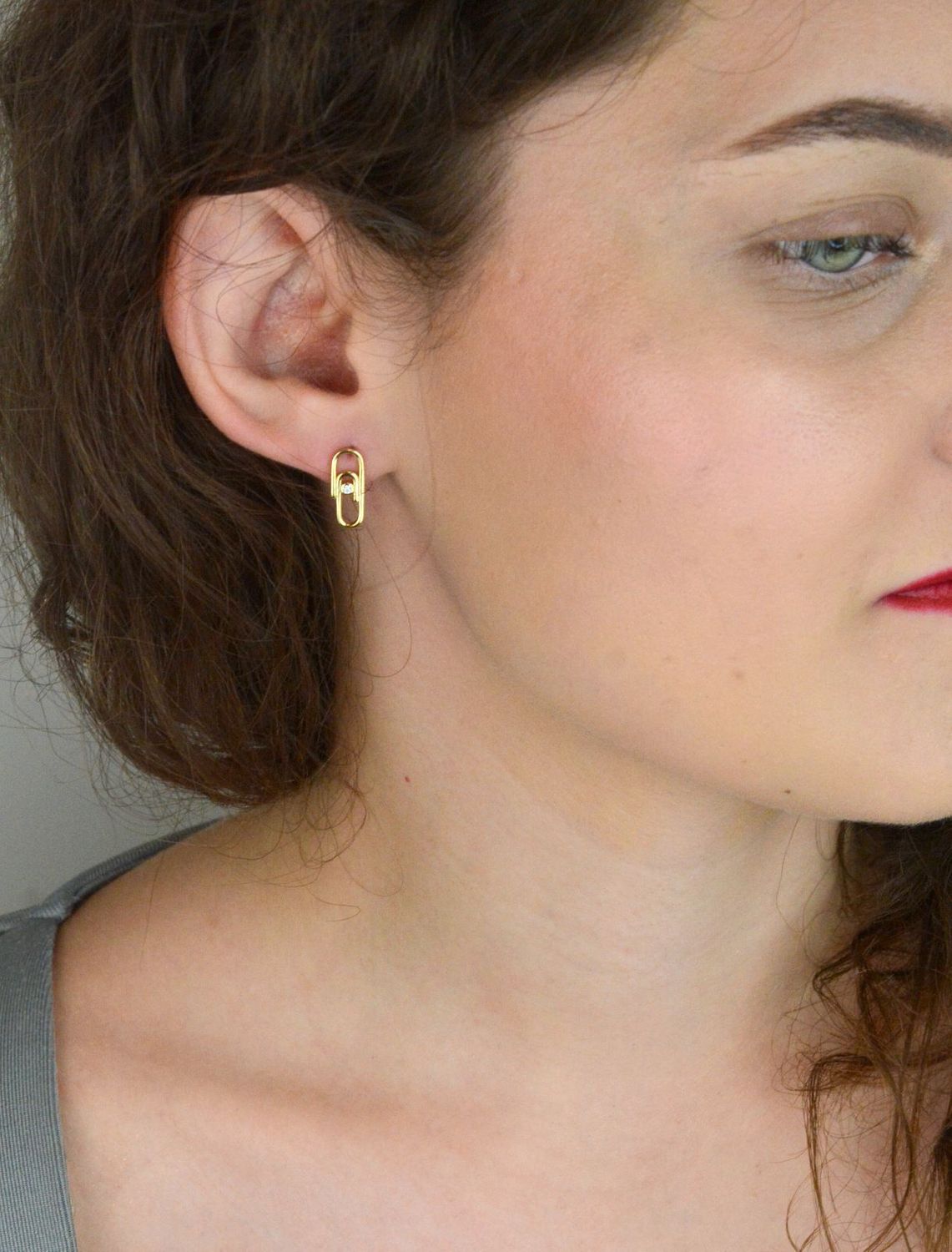 Kolczyki srebrne pozłacane spinacz z cyrkonią DIA-KLC-E18659-925 ✅ Srebrne kolczyki pokryte złotem celebrytki. ✅ Delikatne kolczyki wykonane z najwyższej jakości srebrna próby 925. ✅ Kolczyki w minimalistycznym stylu, wpi.jpg