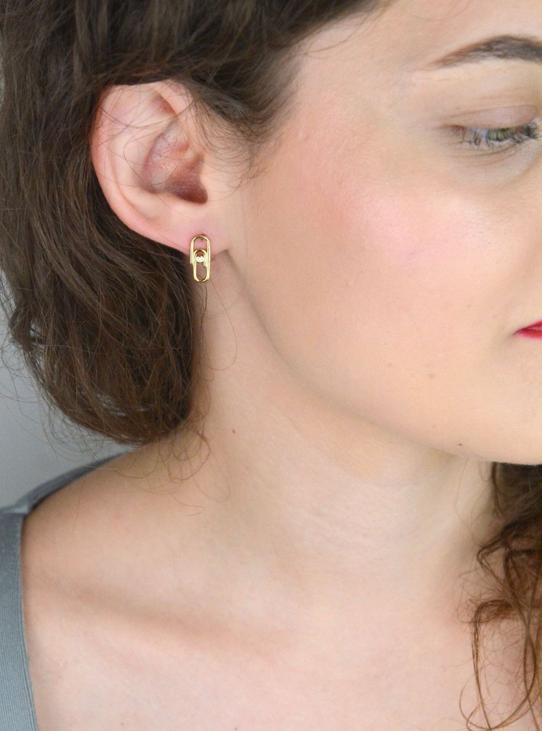 Kolczyki srebrne pozłacane spinacz z cyrkonią DIA-KLC-E18659-925 ✅ Srebrne kolczyki pokryte złotem celebrytki. ✅ Delikatne kolczyki wykonane z najwyższej jakości srebrna próby 925. ✅ Kolczyki w minimalistycznym stylu, wpi.jpg