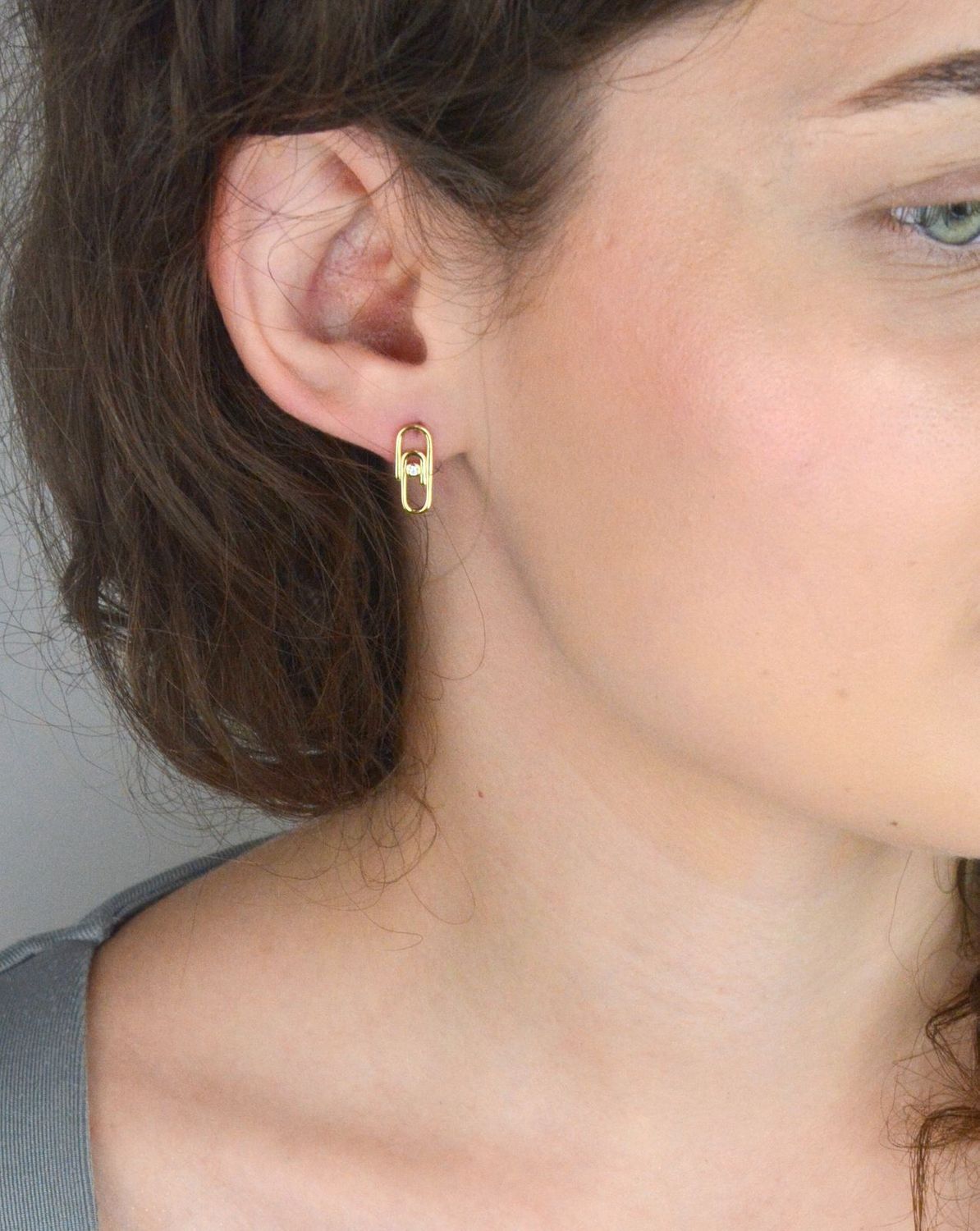 Kolczyki srebrne pozłacane spinacz z cyrkonią DIA-KLC-E18659-925 ✅ Srebrne kolczyki pokryte złotem celebrytki. ✅ Delikatne kolczyki wykonane z najwyższej jakości srebrna próby 925. ✅ Kolczyki w minimalistycznym stylu, wpi.jpg