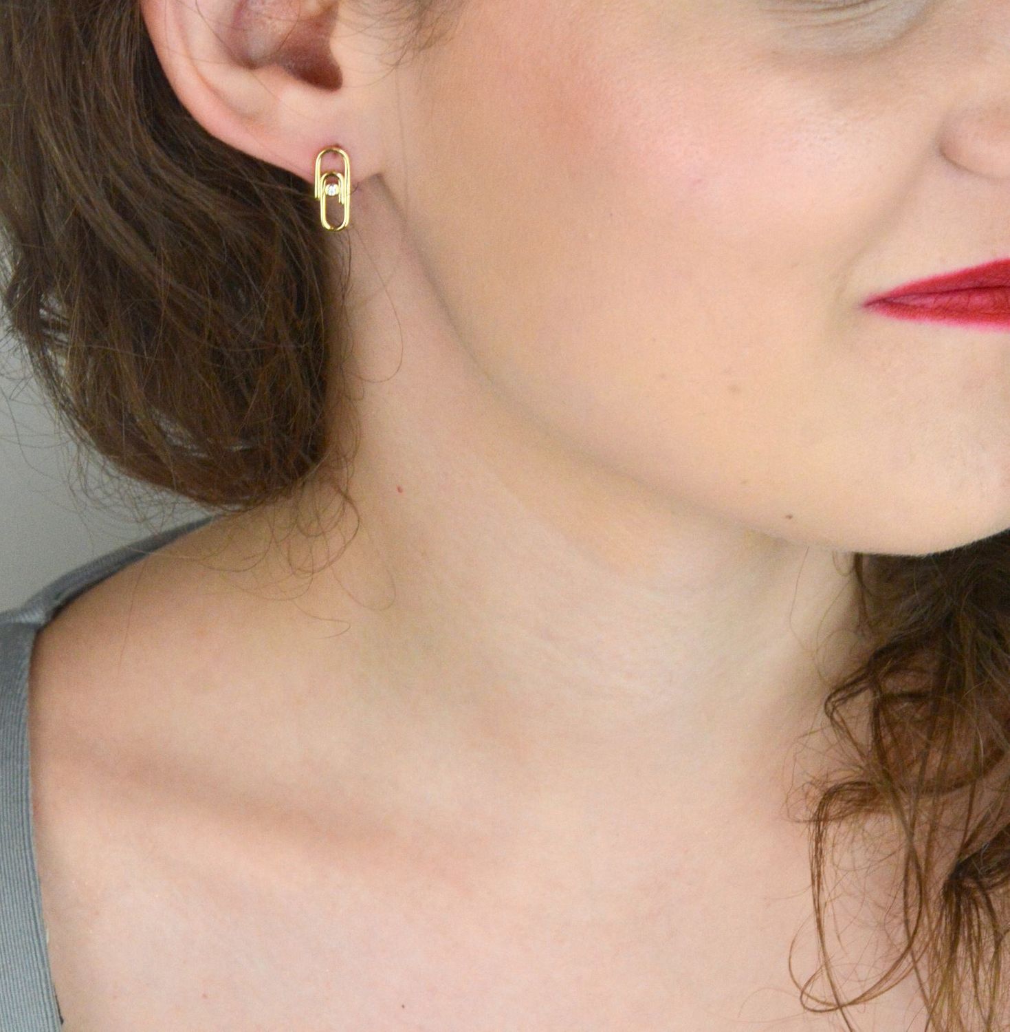 Kolczyki srebrne pozłacane spinacz z cyrkonią DIA-KLC-E18659-925 ✅ Srebrne kolczyki pokryte złotem celebrytki. ✅ Delikatne kolczyki wykonane z najwyższej jakości srebrna próby 925. ✅ Kolczyki w minimalistycznym stylu, wpi.jpg