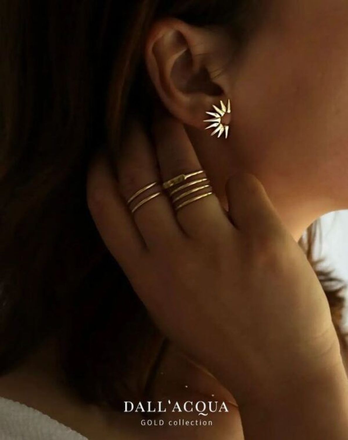 Złote kolczyki 585 o nowoczesnym wzorze DIA-KLC-OR225620-585. Piękne i kobiece kolczyki idealnie podkreślą subtelny urok minimalistycznych stylizacji. Doskonałe na prezent. Kolczyki o nowoczesnym wzorze dodają blasku w c.jpg