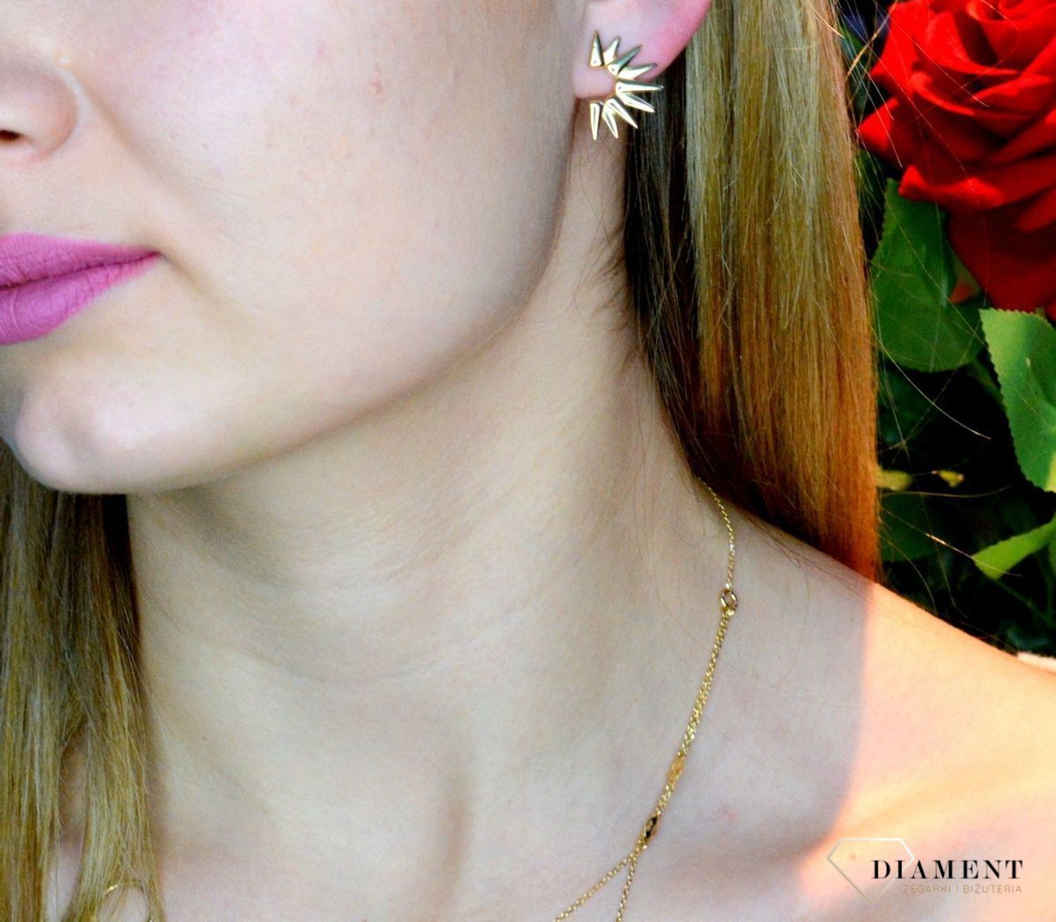 Złote kolczyki 585 o nowoczesnym wzorze DIA-KLC-OR225620-585. Piękne i kobiece kolczyki idealnie podkreślą subtelny urok minimalistycznych stylizacji. Doskonałe na prezent. Kolczyki o nowoczesnym wzorze dodają blasku w c.jpg