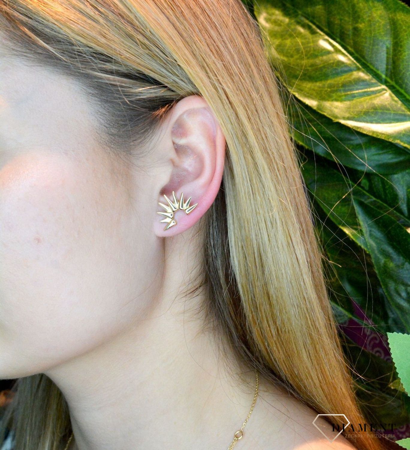 Złote kolczyki 585 o nowoczesnym wzorze DIA-KLC-OR225620-585. Piękne i kobiece kolczyki idealnie podkreślą subtelny urok minimalistycznych stylizacji. Doskonałe na prezent. Kolczyki o nowoczesnym wzorze dodają blasku w c.jpg