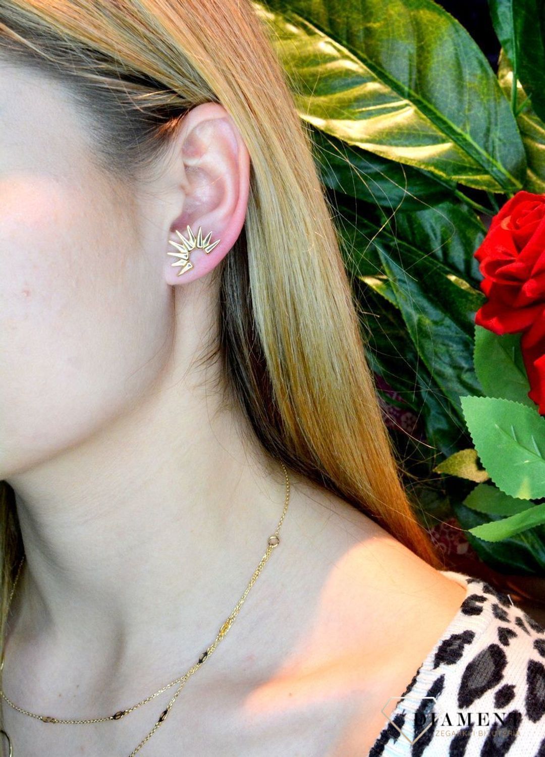 Złote kolczyki 585 o nowoczesnym wzorze DIA-KLC-OR225620-585. Piękne i kobiece kolczyki idealnie podkreślą subtelny urok minimalistycznych stylizacji. Doskonałe na prezent. Kolczyki o nowoczesnym wzorze dodają blasku w c.jpg