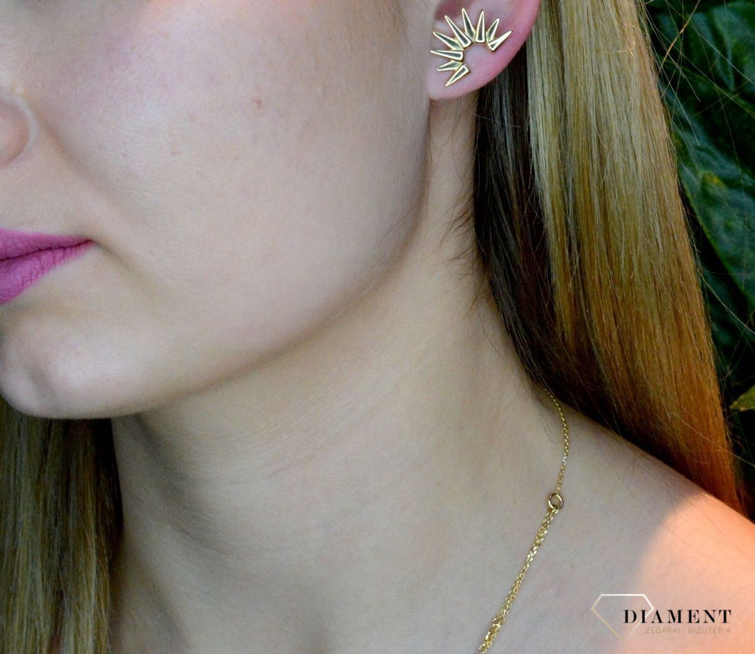 Złote kolczyki 585 o nowoczesnym wzorze DIA-KLC-OR225620-585. Piękne i kobiece kolczyki idealnie podkreślą subtelny urok minimalistycznych stylizacji. Doskonałe na prezent. Kolczyki o nowoczesnym wzorze dodają blasku w c.jpg