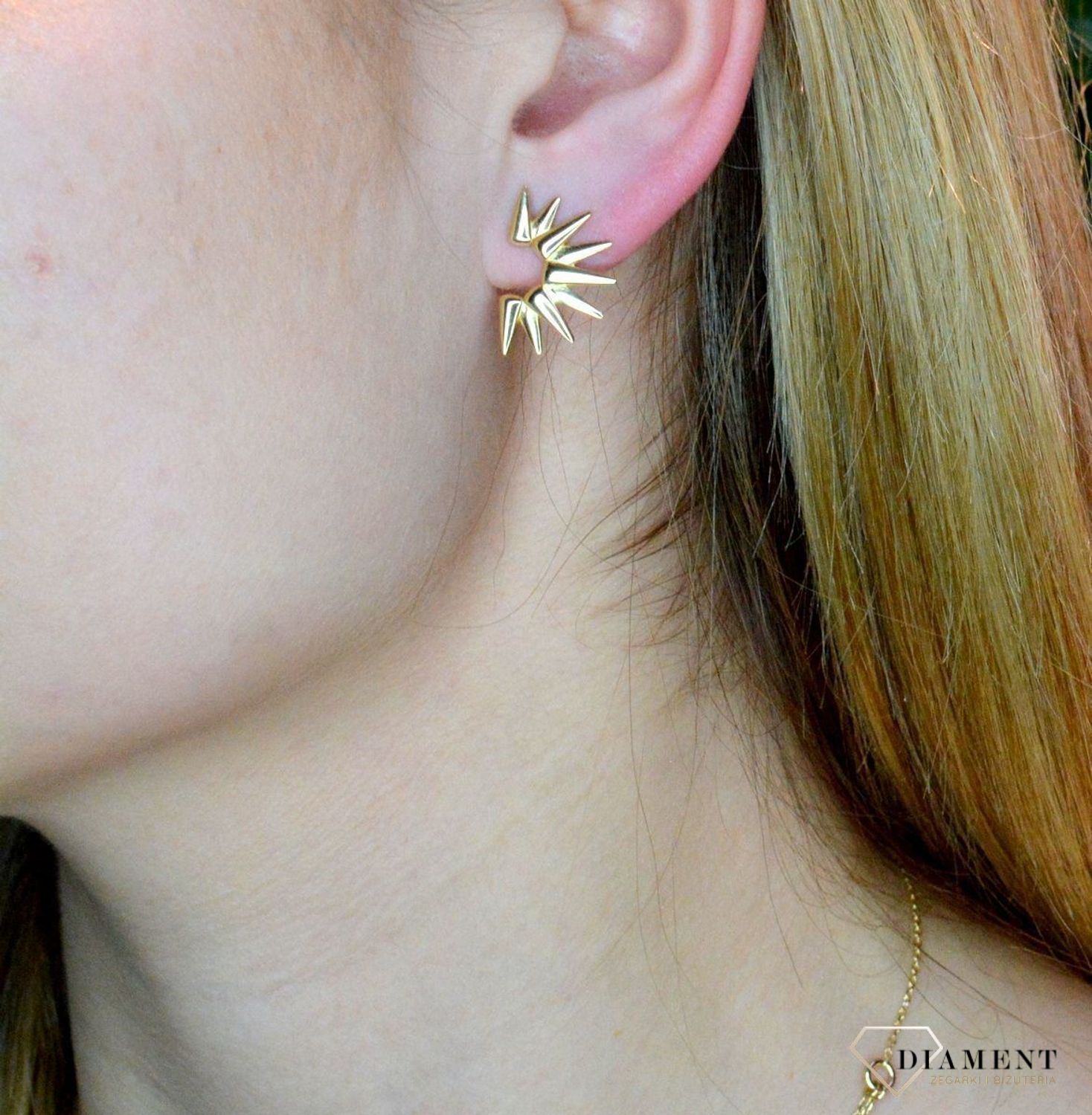 Złote kolczyki 585 o nowoczesnym wzorze DIA-KLC-OR225620-585. Piękne i kobiece kolczyki idealnie podkreślą subtelny urok minimalistycznych stylizacji. Doskonałe na prezent. Kolczyki o nowoczesnym wzorze dodają blasku w c.jpg