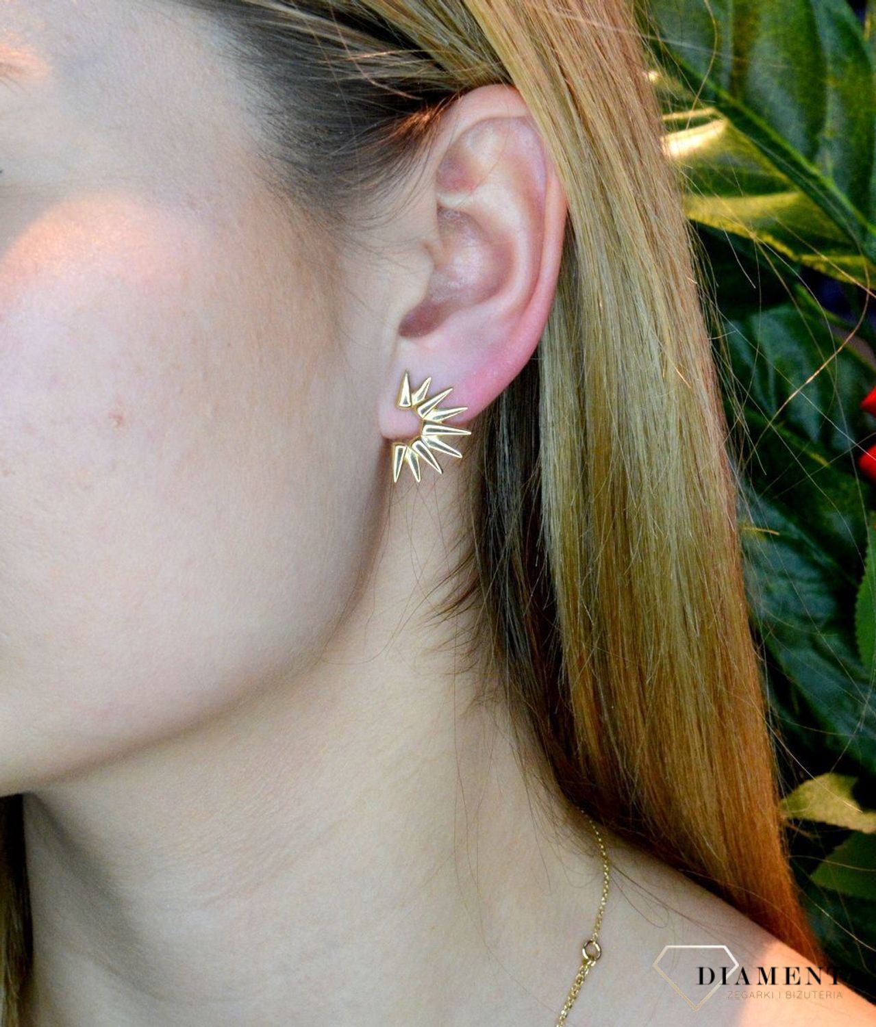 Złote kolczyki 585 o nowoczesnym wzorze DIA-KLC-OR225620-585. Piękne i kobiece kolczyki idealnie podkreślą subtelny urok minimalistycznych stylizacji. Doskonałe na prezent. Kolczyki o nowoczesnym wzorze dodają blasku w c.jpg