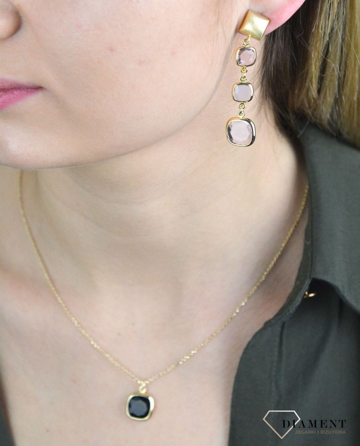 Kolczyki srebrne pozłacane wiszące kwadraciki DIA-KLC-H4180114-925. Biżuteria z dodatkiem turkusu to jeden z najnowszych trendów. Modne kolczyki będą doskonałym prezentem. Srebrne kolczyki w pozłoceniu z dodatkiem różowej.jpg