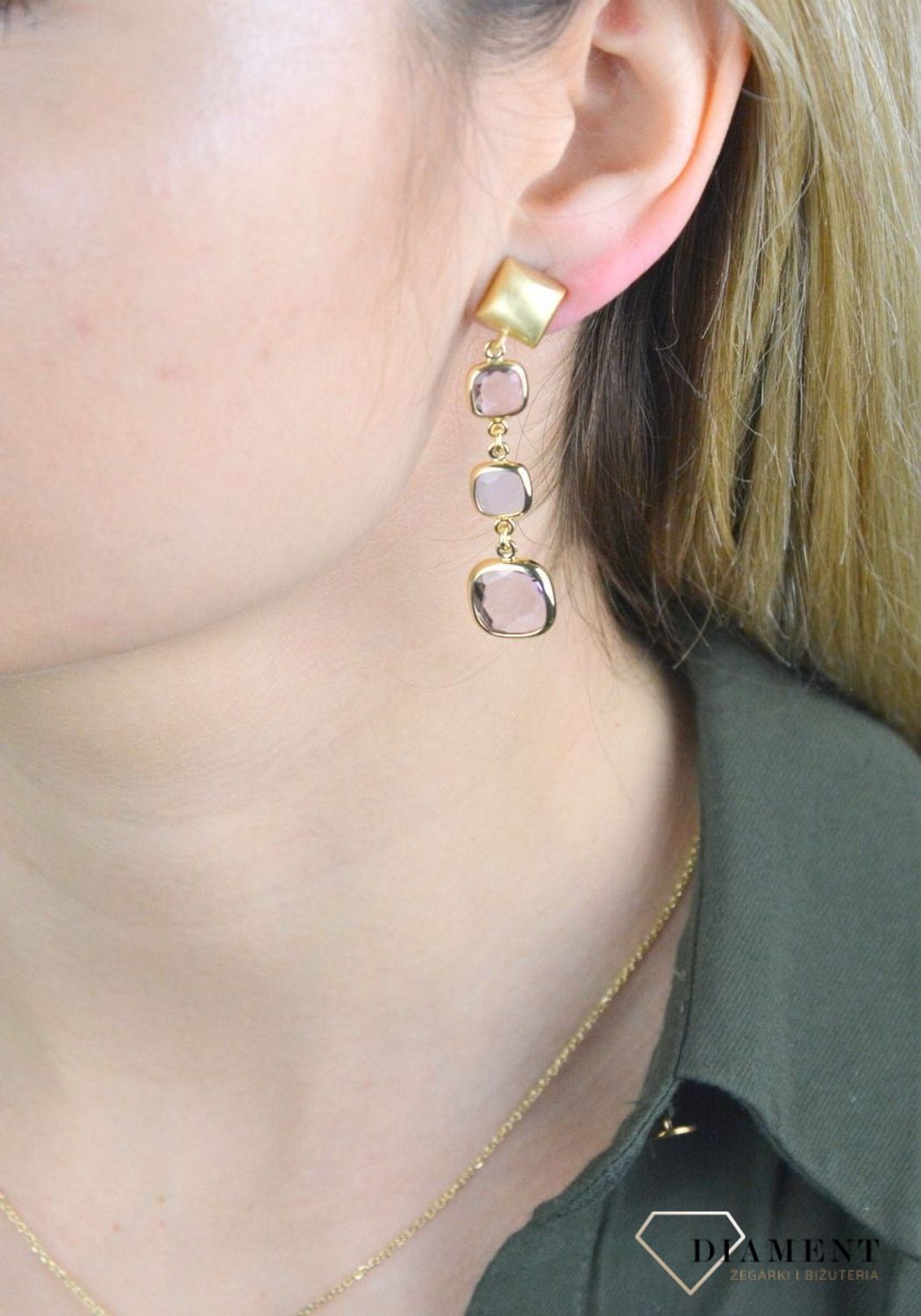 Kolczyki srebrne pozłacane wiszące kwadraciki DIA-KLC-H4180114-925. Biżuteria z dodatkiem turkusu to jeden z najnowszych trendów. Modne kolczyki będą doskonałym prezentem. Srebrne kolczyki w pozłoceniu z dodatkiem różowej.jpg
