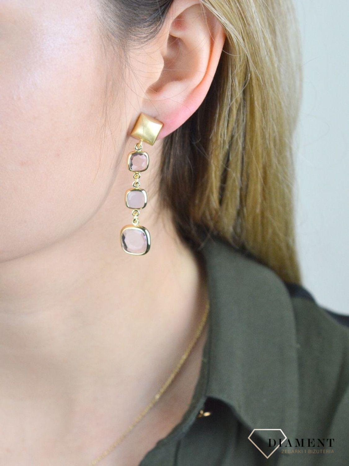 Kolczyki srebrne pozłacane wiszące kwadraciki DIA-KLC-H4180114-925. Biżuteria z dodatkiem turkusu to jeden z najnowszych trendów. Modne kolczyki będą doskonałym prezentem. Srebrne kolczyki w pozłoceniu z dodatkiem różowej.jpg
