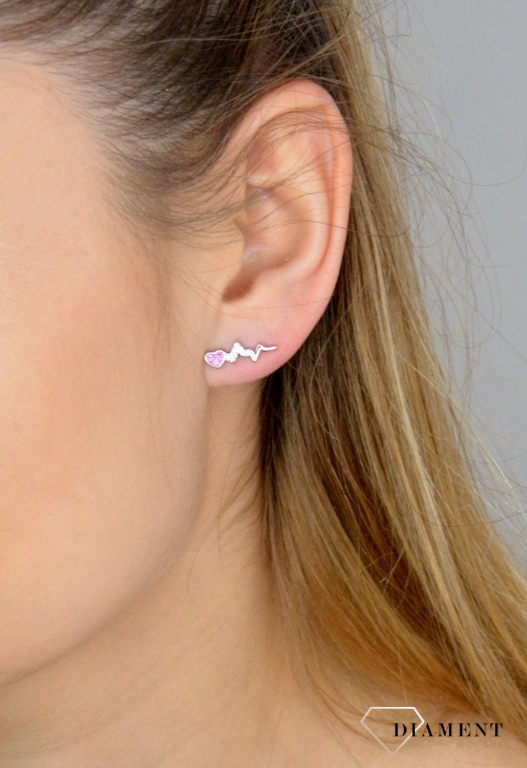 Srebrne kolczyki damskie 925 serduszko EKG wkrętki DIA-KLC-IM0031023ER-925. Srebrne kolczyki damskie. Kolczyki srebrne wkrętki. Kolczyki na sztyft dla dziecka. Kolczyki dziecięce srebrne. Srebrne kolczyki z cyrkoniami na pre.jpg