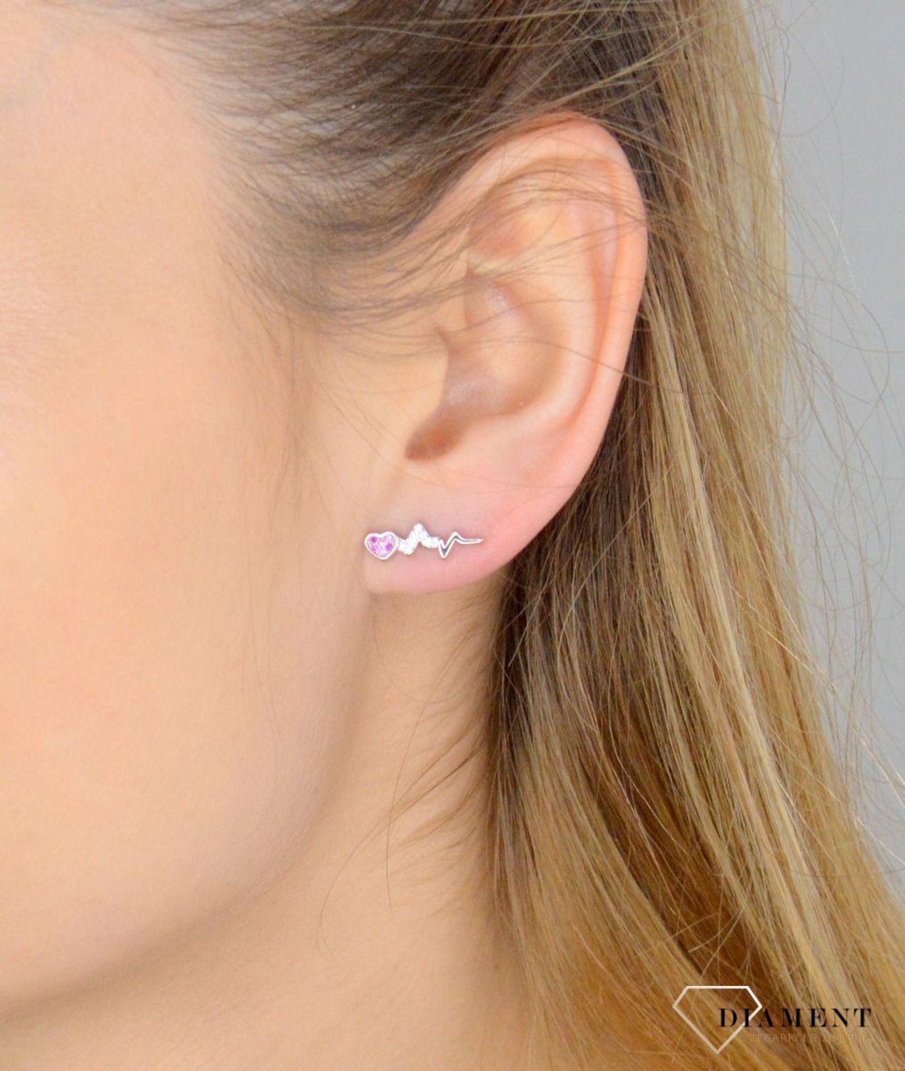Srebrne kolczyki damskie 925 serduszko EKG wkrętki DIA-KLC-IM0031023ER-925. Srebrne kolczyki damskie. Kolczyki srebrne wkrętki. Kolczyki na sztyft dla dziecka. Kolczyki dziecięce srebrne. Srebrne kolczyki z cyrkoniami na pre.jpg